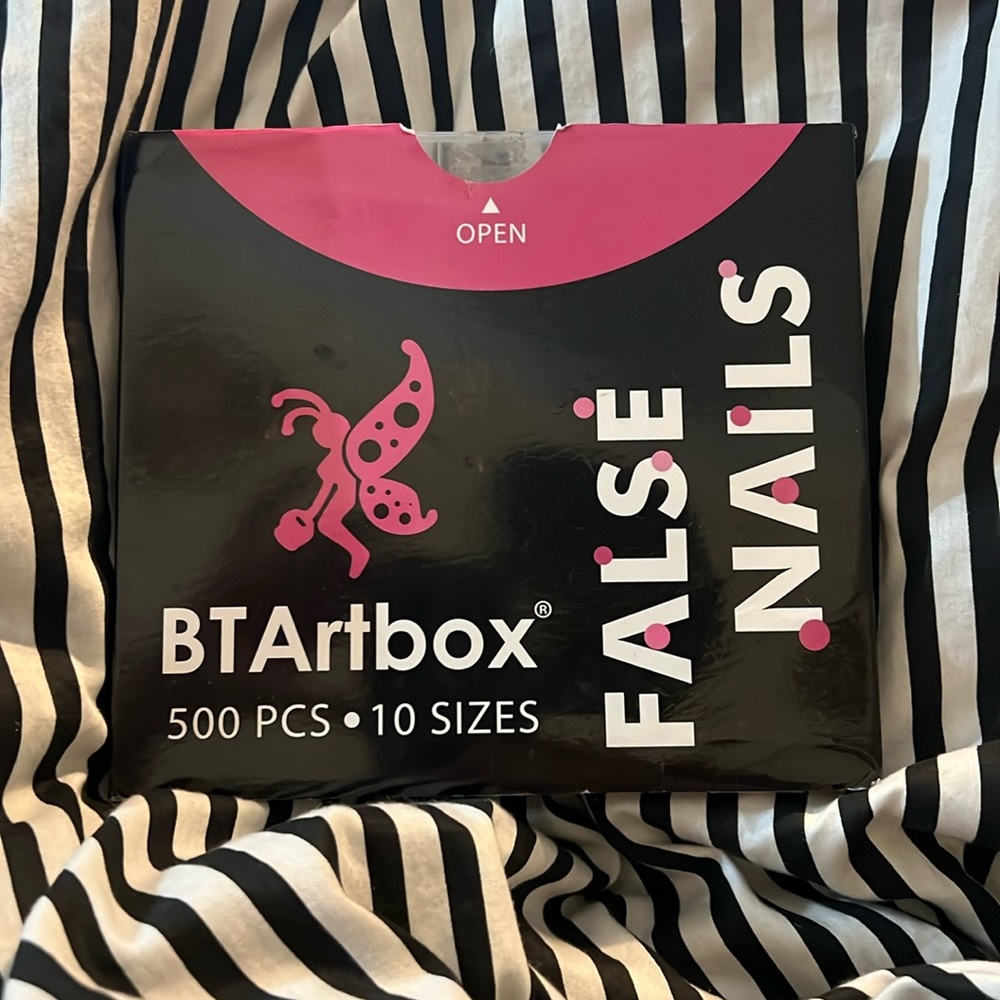 Used 500 piece set of 10 different sizes, BTR box, false nails full nails clear.